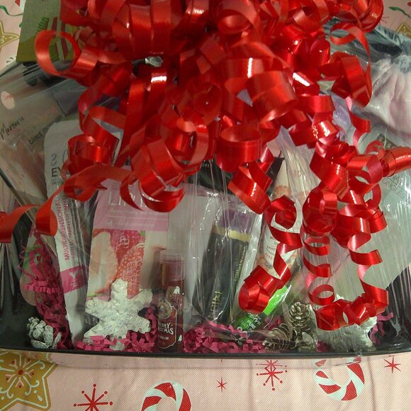 Merry & Matte-18-Piece Christmas Makeup Gift Basket for Her, Holiday Gift Basket - Picture 8 of 9